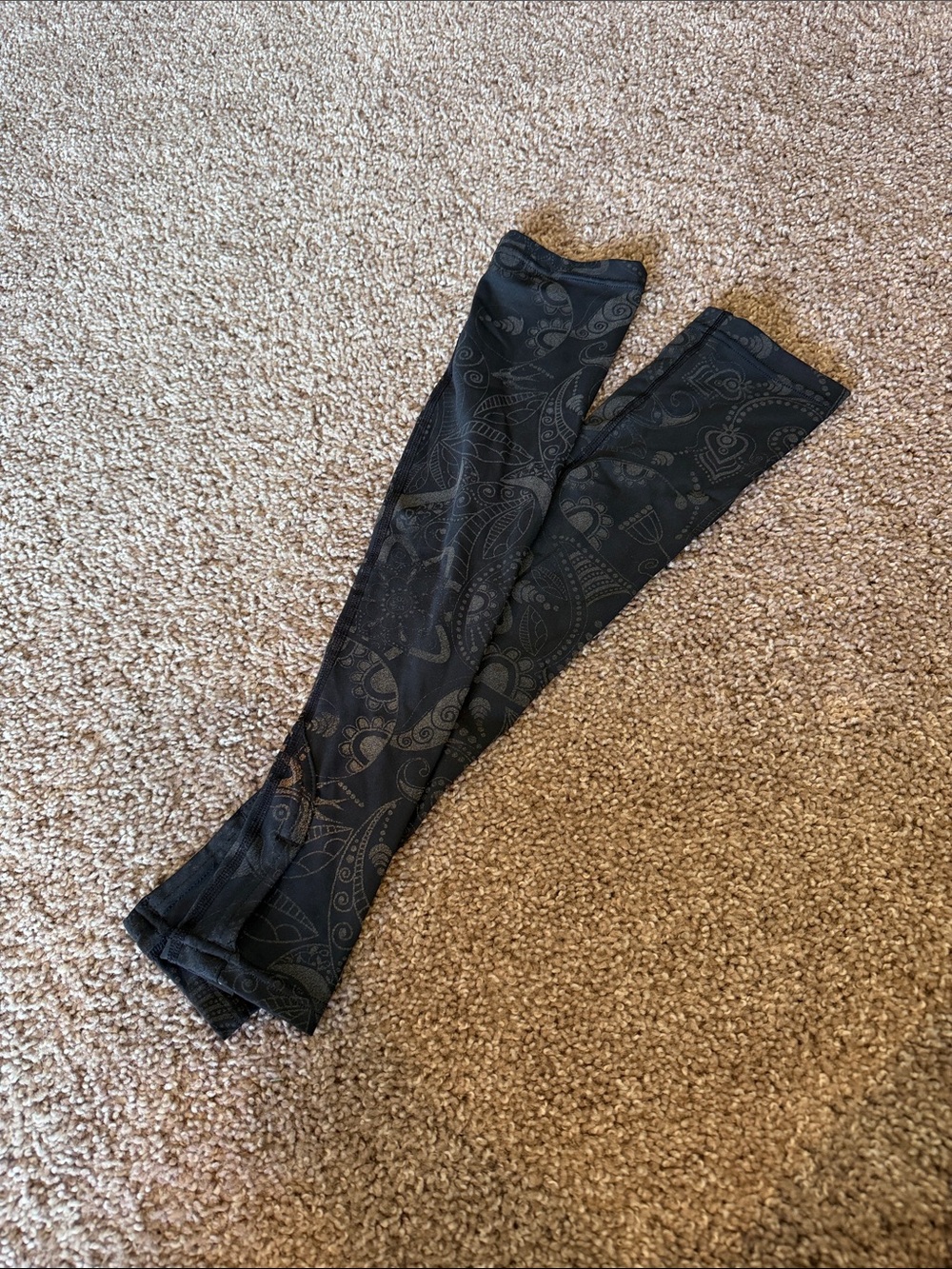 Oiselle Black Paisley-Print Arm Sleeves - reflective